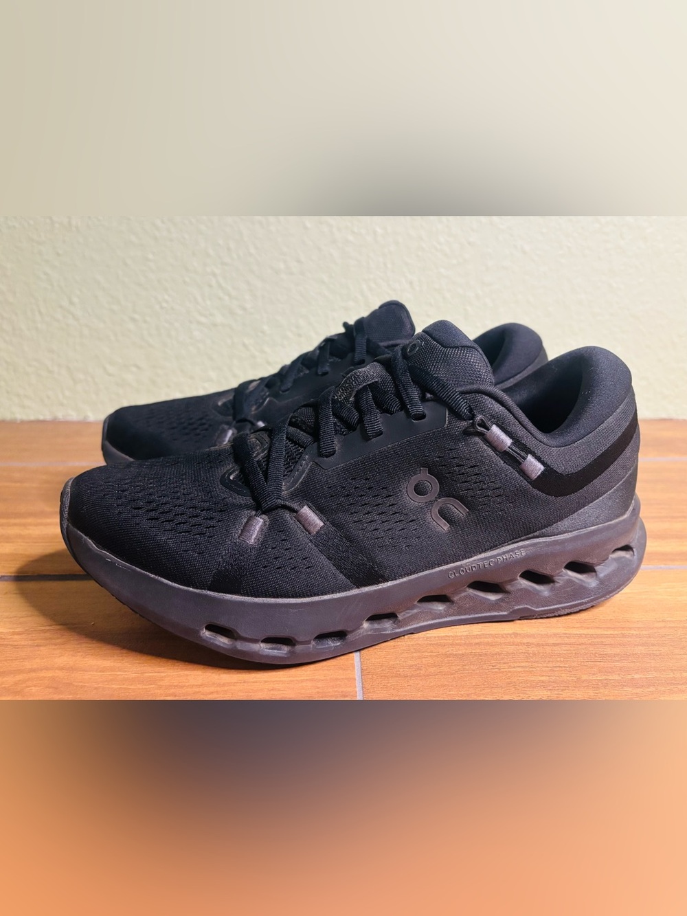 On Clouds Cloudsurfer 2 in Black on Black Lace Up Tennis Shoes Women’s Size: 9.5